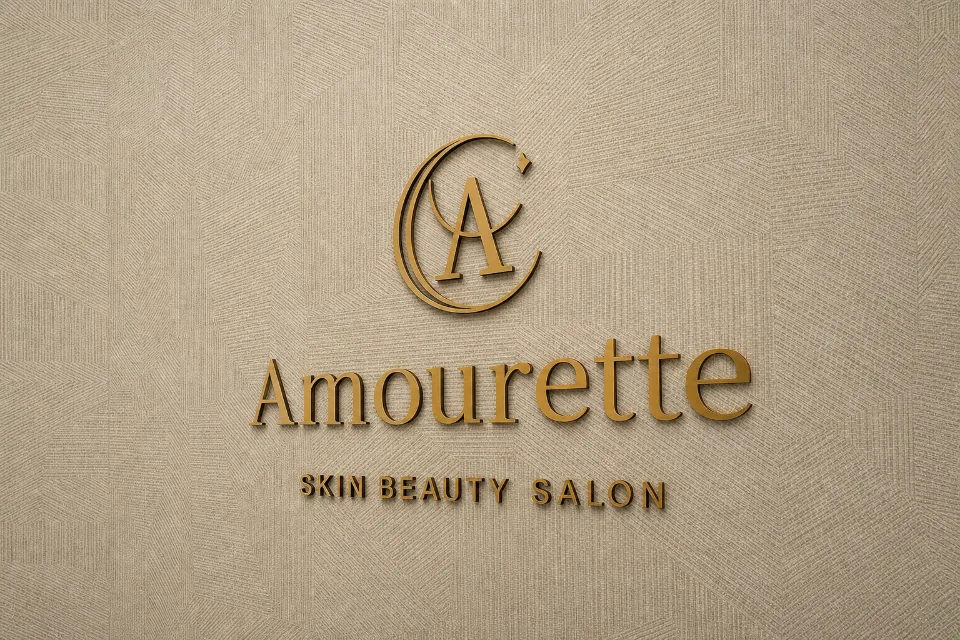 Amouretteのロゴが飾られた店内の壁面。真鍮の三日月とAのモノグラム